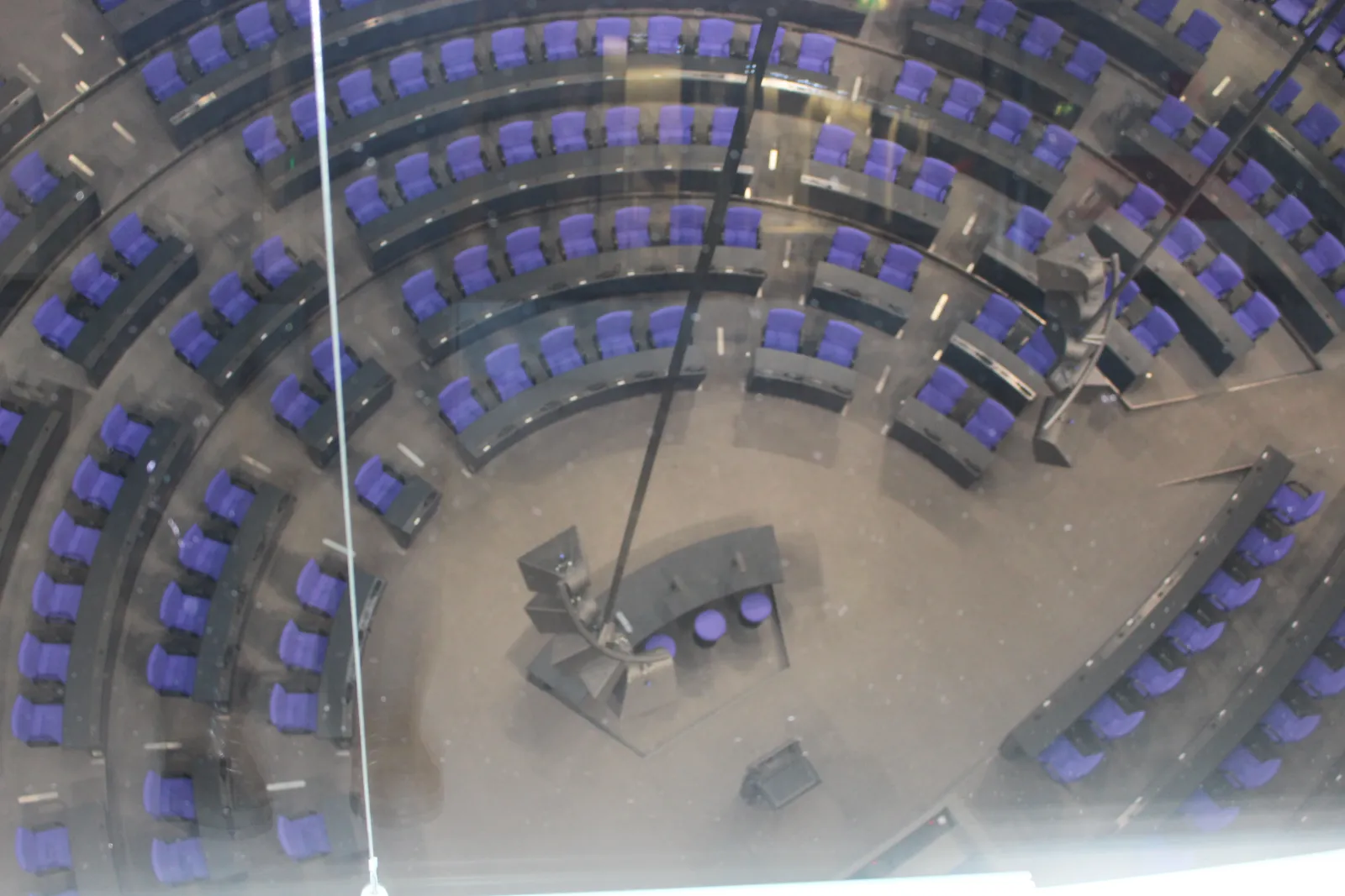 Blick von oben durch die Reichstagskuppel in den Plenarsaal des Deutschen Bundestages
