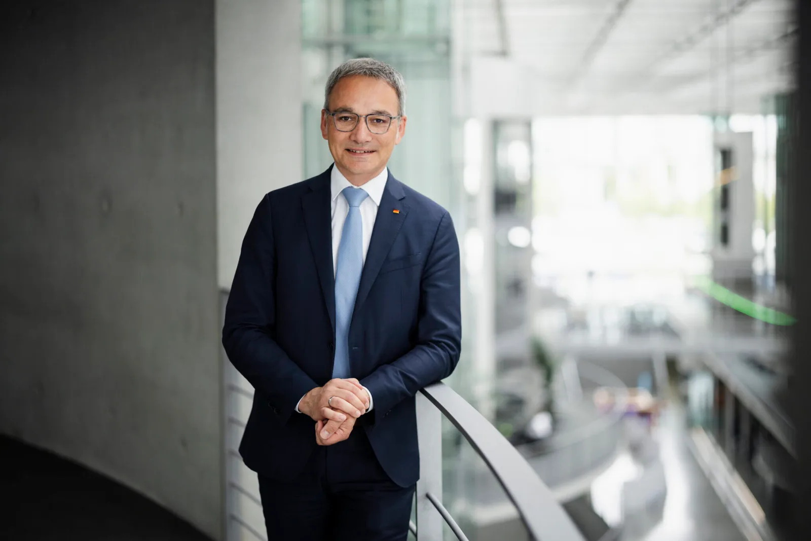Wilfried Oellers an einem Geländer in einem Gebäude des Deutschen Bundestages